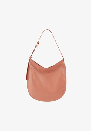 Bolso de hombro de cuero rosa con forma curva, textura suave y una sola correa ajustable. Presenta un sutil logotipo en la base.