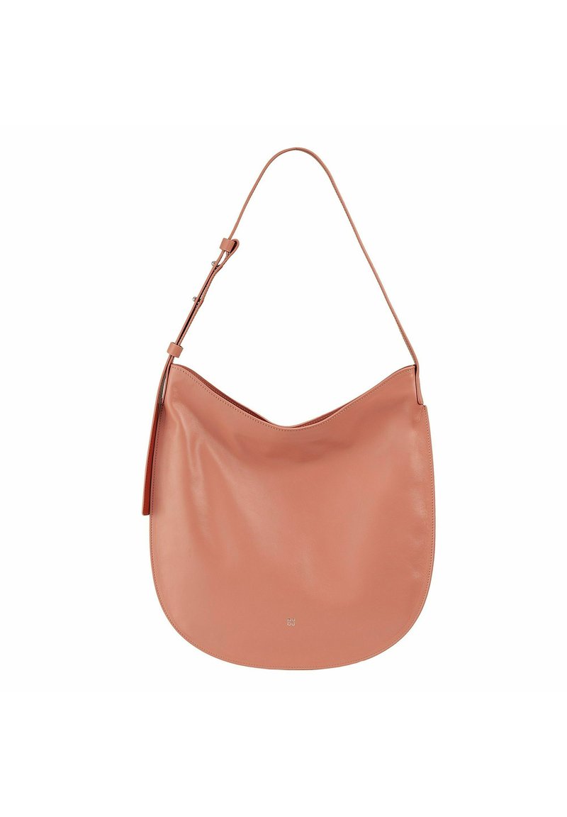 Bolso de hombro de cuero rosa con forma curva, textura suave y una sola correa ajustable. Presenta un sutil logotipo en la base.