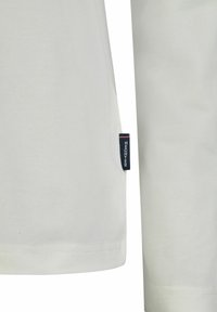 Weißes Poloshirt aus strukturiertem Stoff, mit kurzen Ärmeln und einem seitlichen Etikett mit "HECHTER" in marineblau, rot und weißen Streifen.