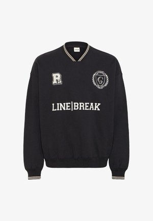 Melna krekliņa ar kontrastējošiem baltiem izšūtiem tekstiem un logo. Iekļautas ribas apkakle un piedurknes ar smalku svītru detalizāciju.