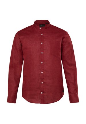 Rode linnen blouse met lange mouwen en opstaande kraag, vier knopen aan de voorkant, een borstzak aan de linkerkant en een gebogen zoom. Gladde textuur en subtiele glans.