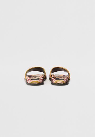 Flache Sandalen mit einem breiten Riemen, farbenfrohem gestreiften Obermaterial aus Stoff in Pink, Gelb und Grün, schwarzer Gummisohle, offenes Rückendesign.