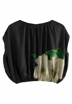 Svart, lös passande topp med en rynkad halsringning och elastisk fåll. Blomsterdesign med stora vita liljor och gröna blad på ena sidan.