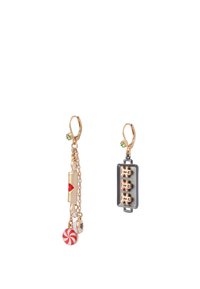 Guldtonade örhängen med en kedja som har en röd hjärtberlock, en randig pepparmint och en grå berlock med tre pepparkaksfigurer.