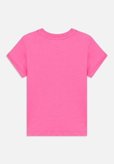 Tricou din bumbac, mânecă scurtă, roz aprins, solid, cu guler rotund, prezentat din spate pe un fundal alb.