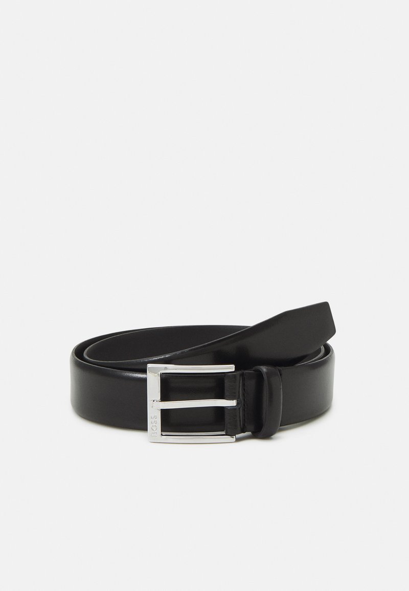 Ceinture en cuir noir avec une finition brillante ; elle présente une boucle en métal argenté avec un design à cadre rectangulaire et des bords lisses.