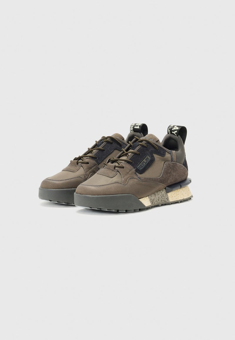 Brauner Sneaker mit einer Mischung aus Materialien, darunter Wildleder und Mesh, einer strukturierten Gummi-Sohle und schwarzen Akzenten mit Logodetails.