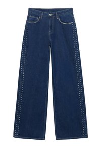 Temno modre kavbojke širokih hlačnic iz jeansa z srebrnimi zatiči ob bočnih šivih. Oblikovane z sprednjimi žepi in zapiranjem na gumb.