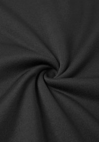 Czarna tkanina, gładka w dotyku, lekko rozciągliwa, z delikatnym połyskiem, ułożona w spiralny wzór, ukazująca swoją miękką, równą powierzchnię.