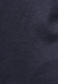 Mörk marinblått tyg med en slät, texturerad yta, som har ett subtilt vävmönster och inga synliga märken eller accenter.