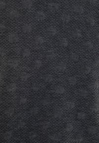 Tejido de punto gris oscuro con un sutil patrón texturizado que presenta pequeños puntos en relieve y un acabado suave.