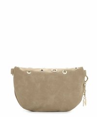 Suède clutch in lichtbeige met ronde uitsneden aan de bovenkant, gouden hardware en een decoratieve sleutelhanger met een "N" bedel.