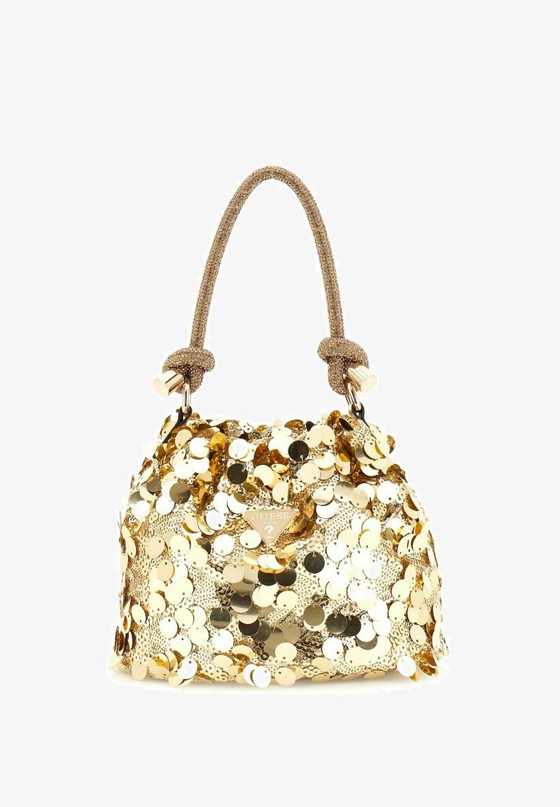 Sac à main en sequins dorés de forme ronde, accentué par une poignée en métal doré nouée et une étiquette logo triangulaire à l'avant.