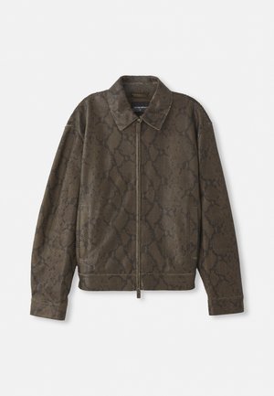 Veste en simili cuir de serpent marron avec fermeture éclair à l'avant, col et poches latérales. Fabriquée dans un matériau doux avec une coupe décontractée et une surface texturée.