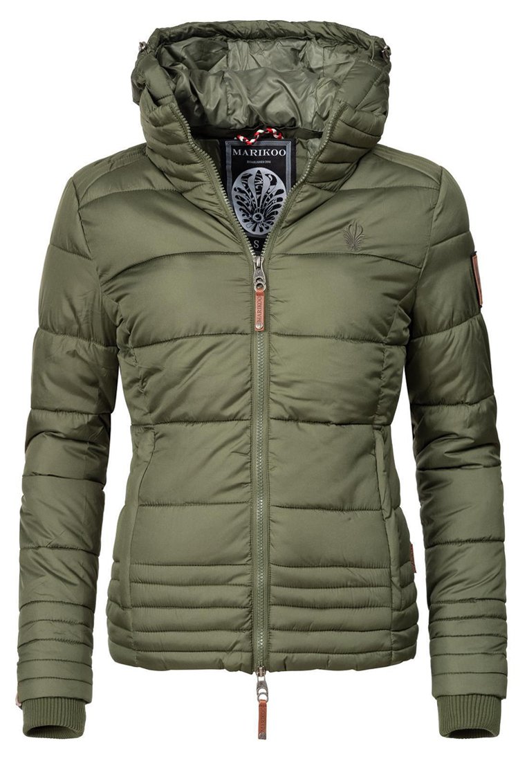 Giacca imbottita verde oliva con cappuccio, chiusura con zip, polsini a coste e branding discreto. Presenta cuciture orizzontali e una texture morbida.