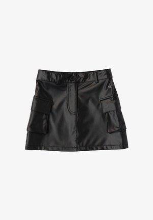 Jupe mini en simili cuir noir avec une texture lisse, un devant plat, deux poches latérales et une fermeture à un bouton. Présente un discret logo.