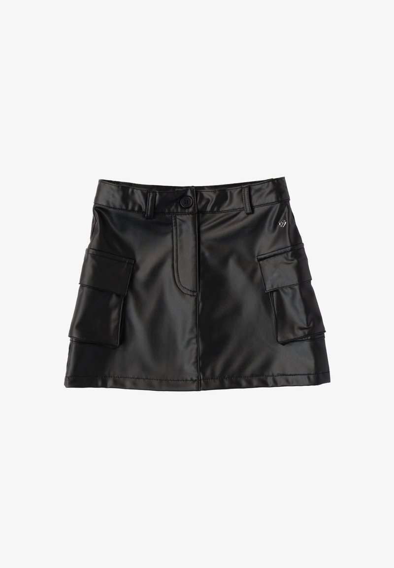 Schwarze Minirock aus Kunstleder mit glatter Textur, flachem Vorderteil, zwei Seitentaschen und einem einzelnen Knopfverschluss. Mit einem dezenten Logo-Detail.