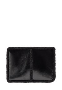 Czarna skórzana torba z miękkim, teksturowanym obszyciem z owczej wełny, w prostokątnym kształcie, z dwiema przegrodami oddzielonymi szwem środkowym.