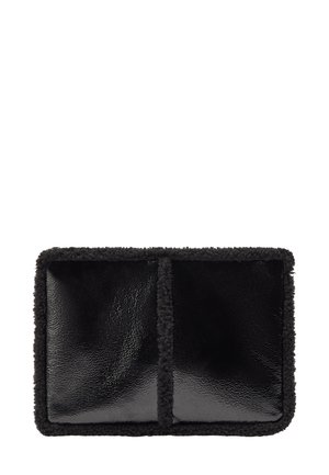 Czarna skórzana torba z miękkim, teksturowanym obszyciem z owczej wełny, w prostokątnym kształcie, z dwiema przegrodami oddzielonymi szwem środkowym.