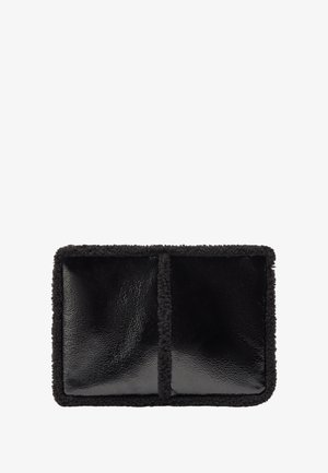 Czarna skórzana torba z miękkim, teksturowanym obszyciem z owczej wełny, w prostokątnym kształcie, z dwiema przegrodami oddzielonymi szwem środkowym.