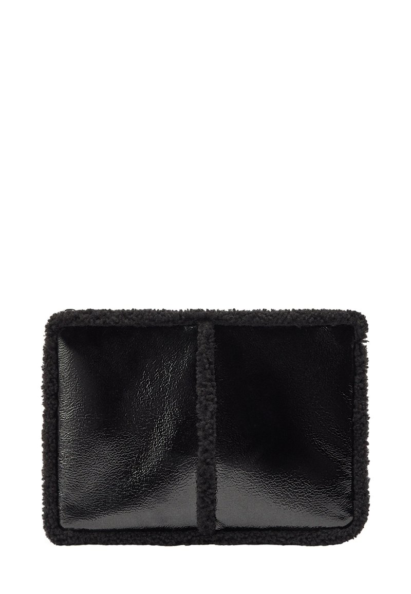 Czarna skórzana torba z miękkim, teksturowanym obszyciem z owczej wełny, w prostokątnym kształcie, z dwiema przegrodami oddzielonymi szwem środkowym.