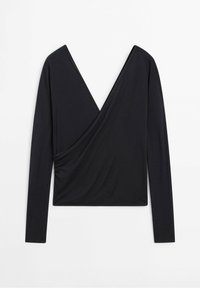 Czarna bluzka z długim rękawem, z głębokim dekoltem w kształcie litery V, drapowaną tkaniną z przodu i marszczonym detalem po lewej stronie. Gładka tekstura.