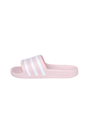 Sandalia tipo slide rosa claro de Adidas con tira blanca de tres franjas y suela texturizada, vista desde un lado sobre un fondo blanco.