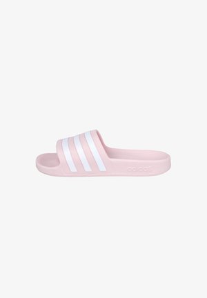 Sandalia tipo slide rosa claro de Adidas con tira blanca de tres franjas y suela texturizada, vista desde un lado sobre un fondo blanco.