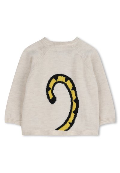 Kremowy sweter z dzianiny z długimi rękawami oraz zakrzywionym, czarno-żółtym, paskowanym motywem ogona na plecach.