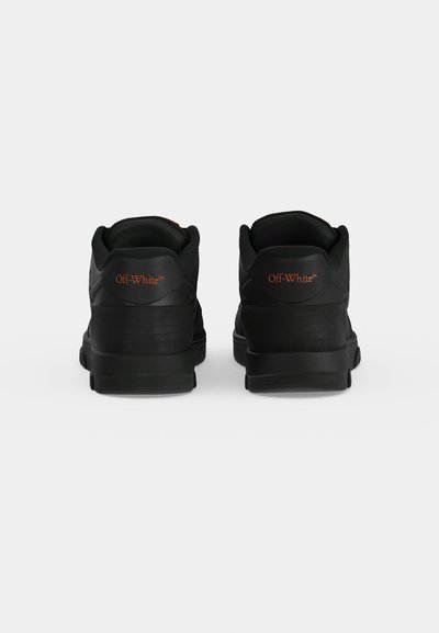 Двойка черни ниски маратонки Off-White, показани отзад, с оранжево лого Off-White на петата върху обикновен фон.