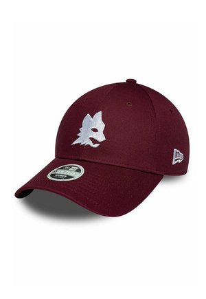 Casquette de baseball rouge foncé avec un logo tête de loup blanc à l'avant et un petit logo de marque brodé sur le côté.