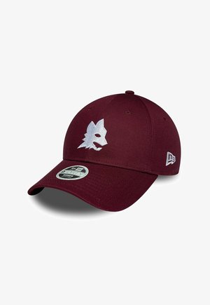 Casquette de baseball rouge foncé avec un logo tête de loup blanc à l'avant et un petit logo de marque brodé sur le côté.
