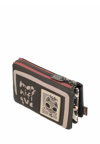 Cartera de cuero en negro con acentos en rosa y beige, presenta un gráfico de un gato de dibujos animados, cierre de cremallera y múltiples compartimentos interiores.
