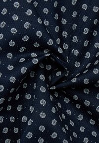 Tessuto blu navy con una trama a rilievo, caratterizzato da motivi paisley bianchi sparsi e piccole decorazioni a pois per un tocco di dettaglio in più.