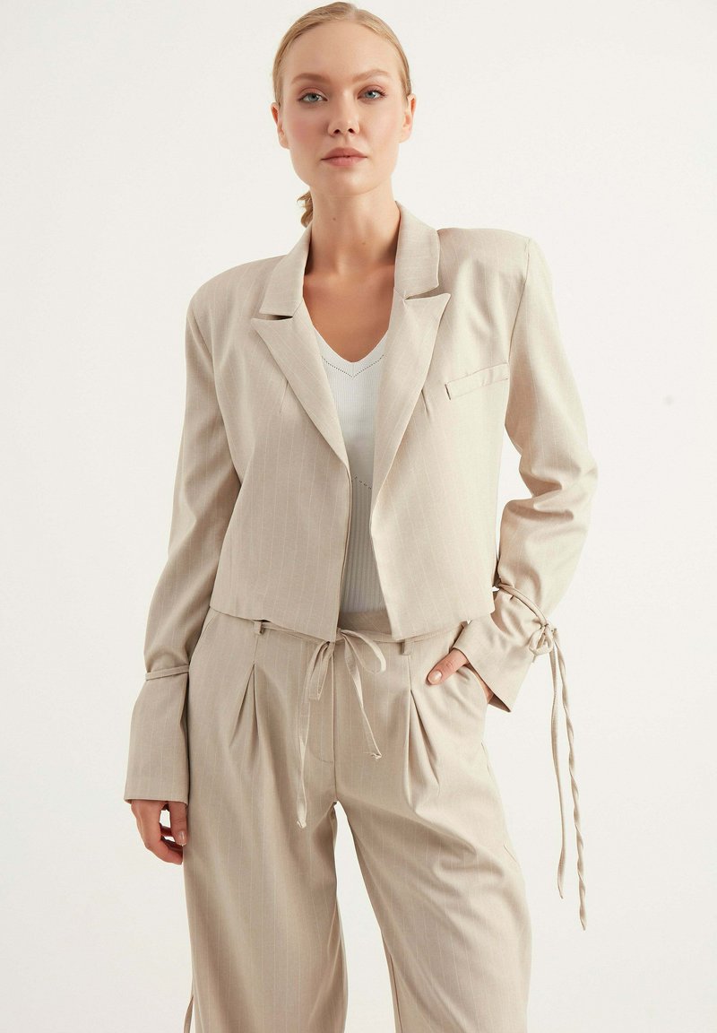 Chiquelle SLEEVE DETAILED   - Blazer - beige