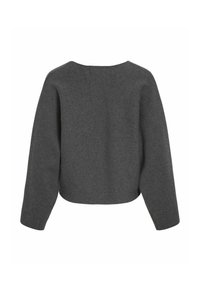 Siv volnen krojen pulover s okroglim izrezom in širokimi rokavi. Tekstura se zdi mehka, oblikovanje pa je preprosto, brez vidnih zapiral.