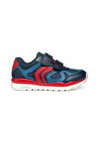 Zapatilla deportiva azul y roja con parte superior de cuero suave y malla, dos correas de Velcro, cuello acolchado y suela de goma blanca.