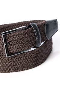 Ceinture en tissu tissé marron avec une boucle en métal noir, présentant un accent en cuir lisse et une texture tressée tout au long.