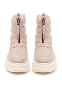 Botas de tobillo de cuero rosa con un diseño acolchado, que cuentan con una cremallera lateral y un cuello acolchado, montadas sobre una suela gruesa texturizada color crema.