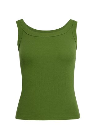 Ærmeløs grøn ribbet tanktop med bred rund halsudskæring, tætsiddende pasform, vist mod en hvid baggrund.