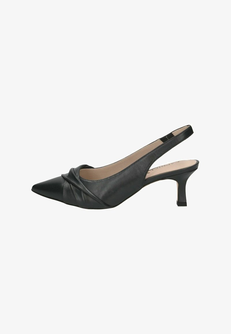 Chaussure slingback en cuir noir avec bout pointu, détail froncé sur le devant et petit talon kitten bas.