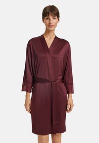 Burgundy satinrobe med trekvarts spetsärmar, knytmidja och slät textur. Längd till mitten av låret med V-ringning.