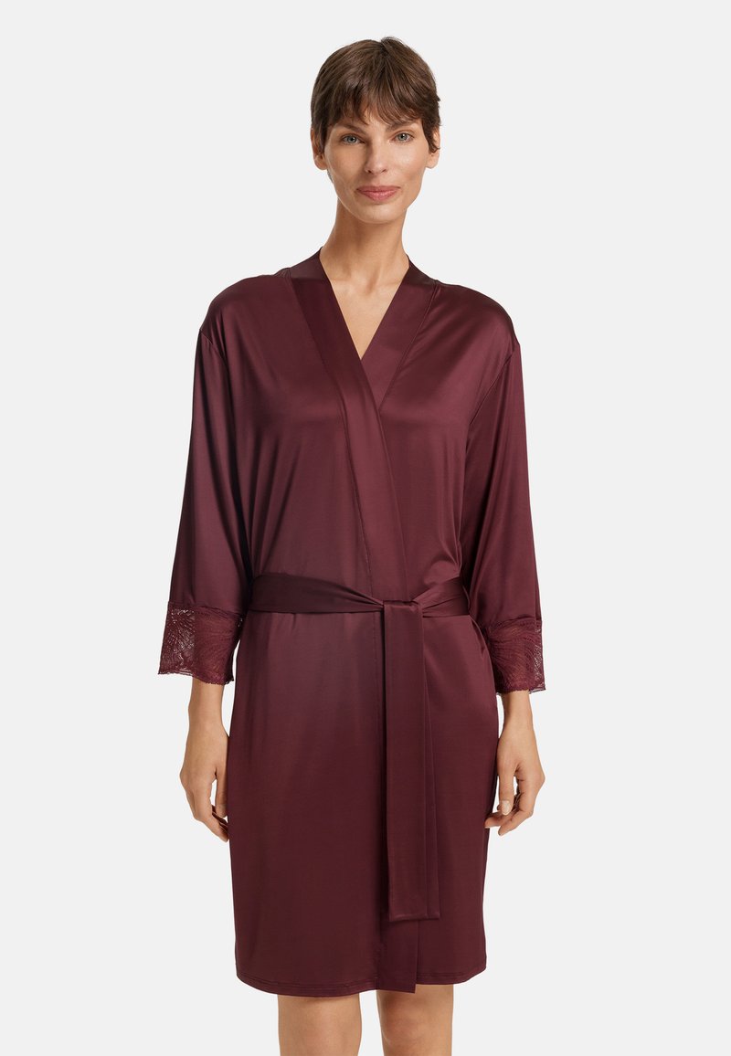 Burgundy satinrobe med trekvarts spetsärmar, knytmidja och slät textur. Längd till mitten av låret med V-ringning.