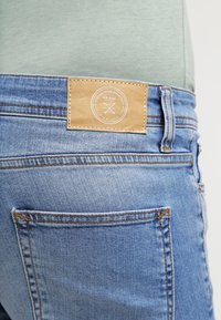 Pier One Traperice uskog kroja - light blue denim