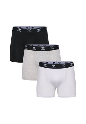 Trzy pary męskich majtek typu boxer w kolorach czarnym, szarym i białym. Każda para ma czarną gumkę w pasie z detalami logo oraz gładką bawełnianą tkaninę.
