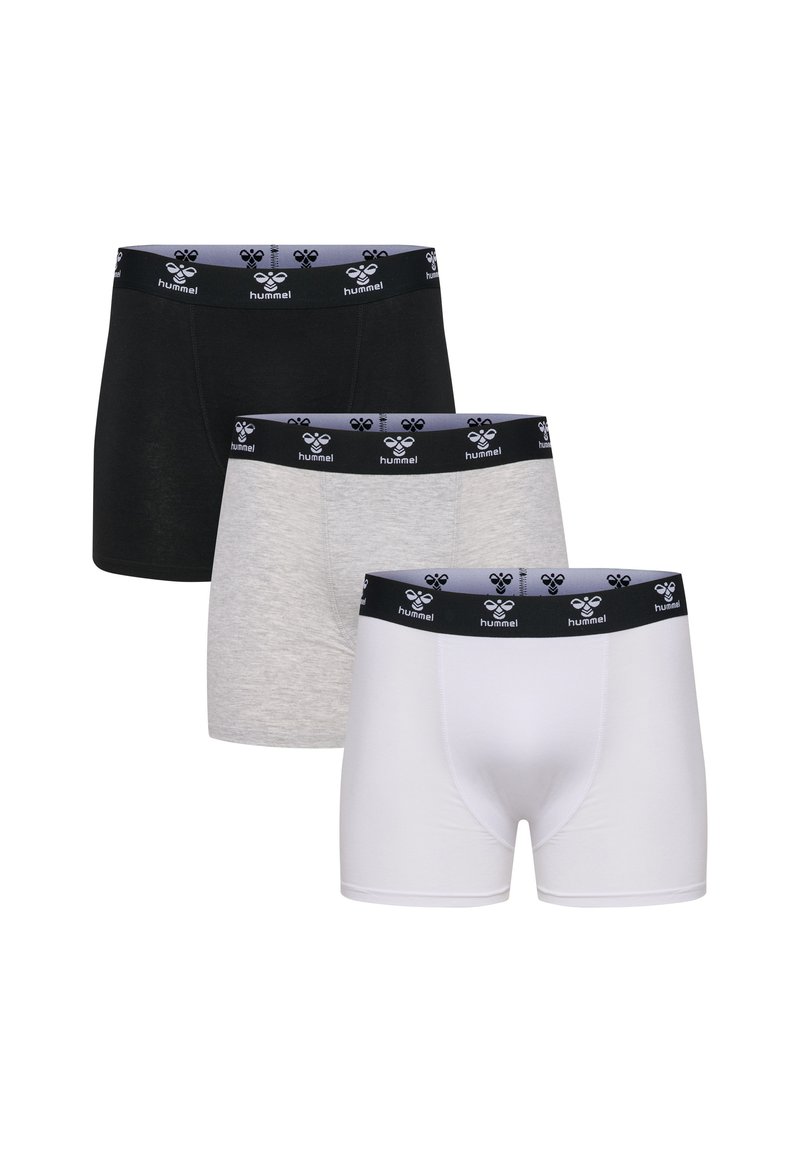Tre par herrboxershorts i svart, grått och vitt. Varje par har en svart midja med logodetaljer och en mjuk bomullstyg.