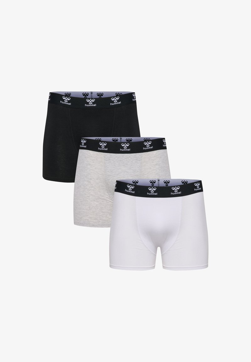 Tre par herrboxershorts i svart, grått och vitt. Varje par har en svart midja med logodetaljer och en mjuk bomullstyg.