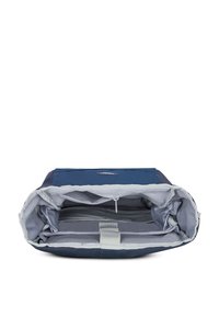 Sac à dos bleu marine avec doublure grise, comportant plusieurs compartiments, une fermeture éclair et un fond plat. Tissu durable avec une texture douce.