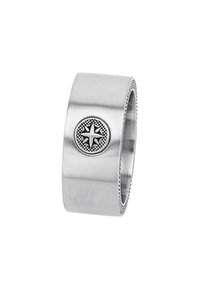 Anillo de banda ancha de plata con un emblema de rosa de los vientos texturizado en el centro sobre una superficie de metal cepillado.