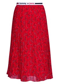 Roter plissierter Rock mit einem Paisleymuster und schwarzen Akzenten. Elastischer Bund mit "Tommy Jeans"-Branding in Blau und Weiß.